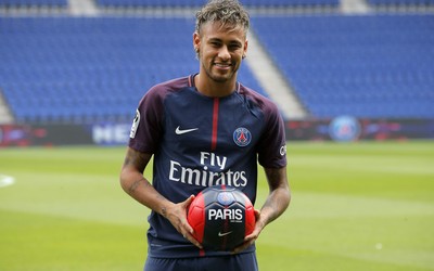 凤凰体育独家-于帕梅卡诺被换下时沮丧